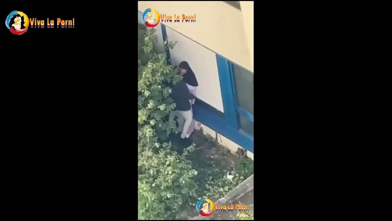 Türbanlı Kaşar Sevgilsini Parkta Sikerken Yakalanıyor